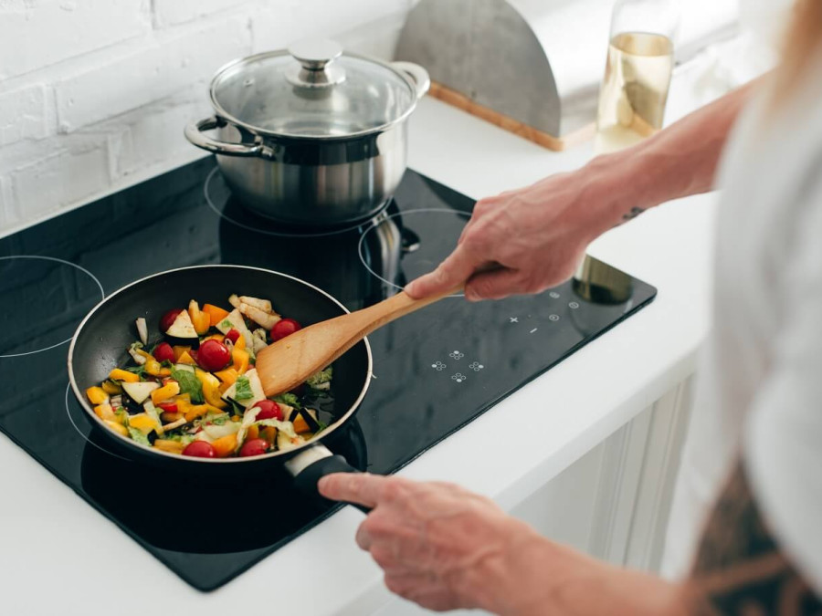 Managing food supplies and using leftovers to minimise food waste