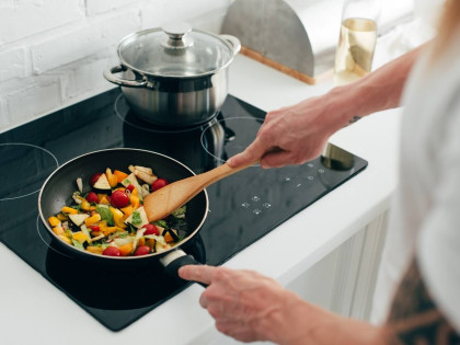 Managing food supplies and using leftovers to minimise food waste