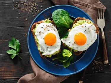 Smashed peas and egg on toast